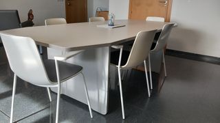 Mobiliario de oficina: mesas, sillas y armarios