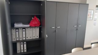 Mobiliario de oficina: mesas, sillas y armarios