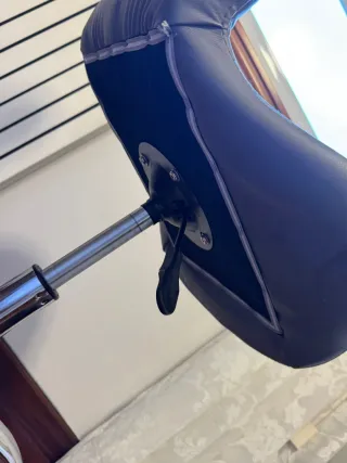 Silla de oficina gris con ruedas