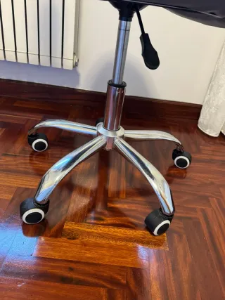 Silla de oficina gris con ruedas