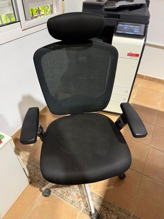 Silla de oficina ergonómica naranja y negra