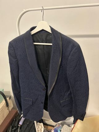 Americana azul con detalles bordados