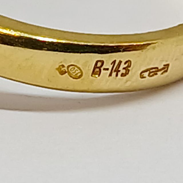 Sortija Oro 18k con Cuarzo Rojo y Diamantes