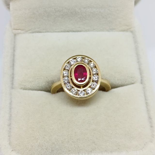 Sortija Oro 18k con Cuarzo Rojo y Diamantes