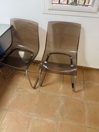 Dispongo de 6 Sillas transparentes de diseño