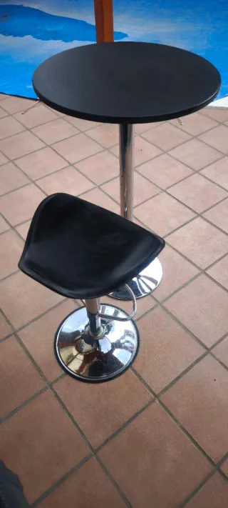 Mesa y taburete estilo bar pub