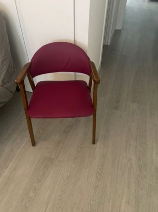 Silla de madera y tela roja perfecto estado
