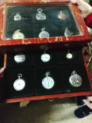 Caja antigua con relojes de bolsillo