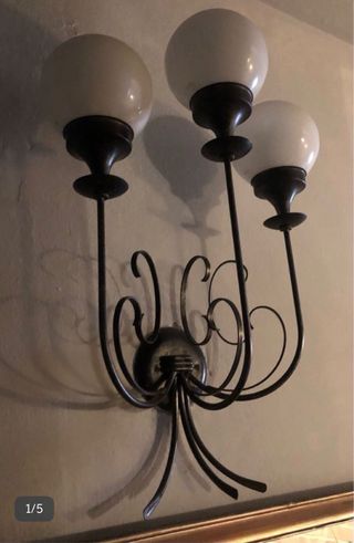 Lámpara de pared de metal y cristal