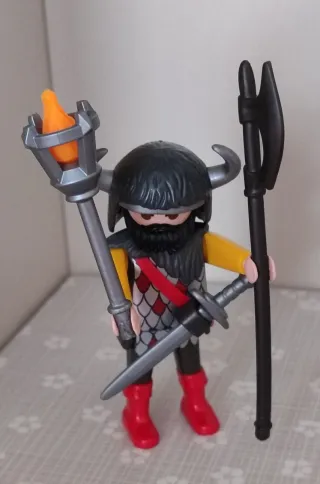 Playmobil Guerrero Lobo con Hacha y Antorcha