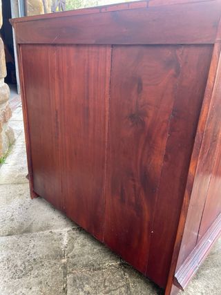 Cómoda pequeña de madera