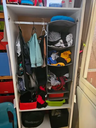 Armario de plástico y madera