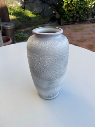 Jarrón de cerámica blanco con asas