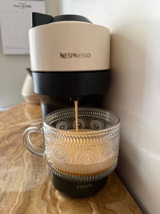 Cafetera Nespresso Vertuo Pop Crema Beige
