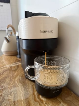 Cafetera Nespresso Vertuo Pop Crema Beige