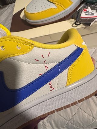 Nike Travis Scott Amarillo y Azul