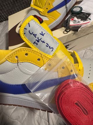 Nike Travis Scott Amarillo y Azul