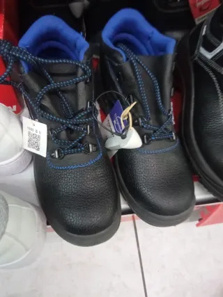 Zapatos de seguridad nuevos. Diferentes tallas y m