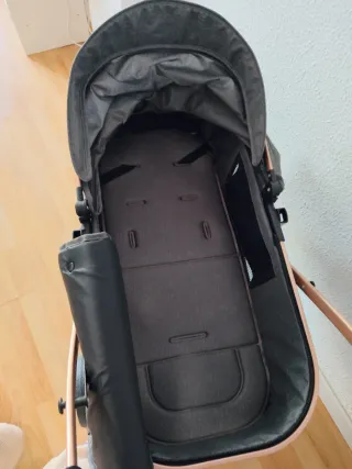 Cochecito de bebé y cuna con colchón