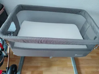 Cochecito de bebé y cuna con colchón