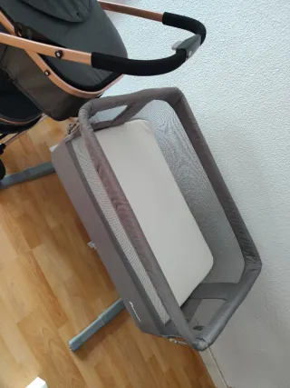 Cochecito de bebé y cuna con colchón