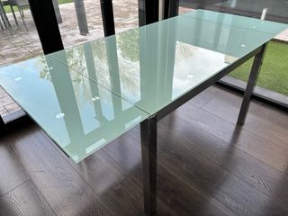 Mesa cristal vidrio blanco y patas metal.