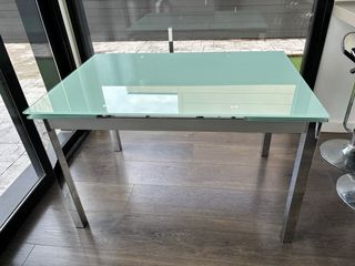 Mesa cristal vidrio blanco y patas metal.