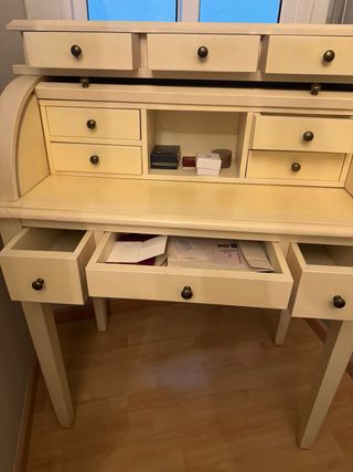 Tocador de madera blanco con cajones