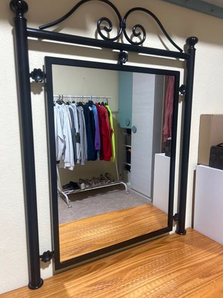 Espejo de tocador con marco de metal negro