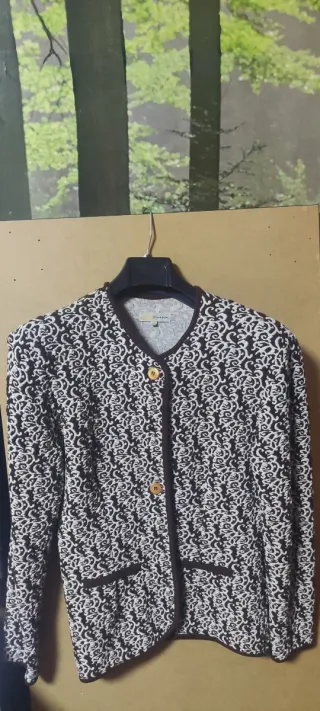 Chaqueta de cachemir marrón y blanco