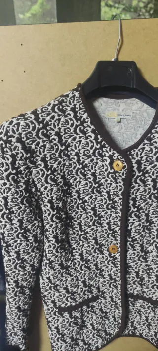 Chaqueta de cachemir marrón y blanco