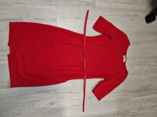 Vestido rojo formal con cinturón