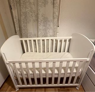Cuna infantil blanca sólida