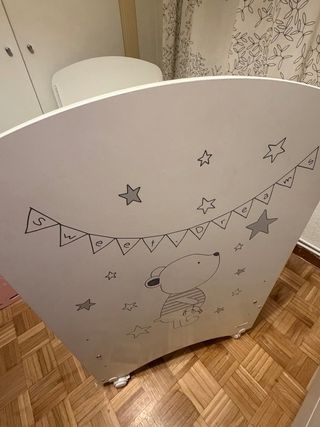 Cuna infantil blanca sólida