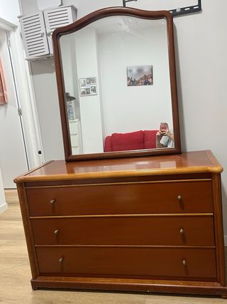Cajonera de madera con espejo