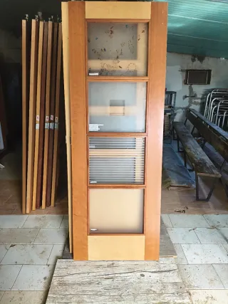 8-Puerta madera maciza con cristal