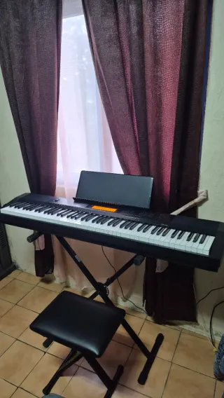 Teclado Casio de 88 teclas com todos os acessórios