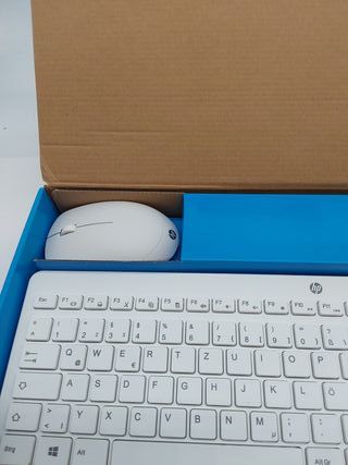 HP 230 Combinación de Teclado y Ratón Inalámbricos (1600 PPP, Batería hasta 16 Meses de Duración, Puerto USB-A, Indicadores LED,