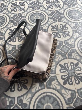 Bolso Zara tres compartimentos estampado serpiente