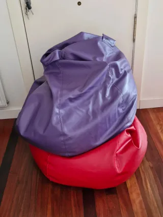 Puff polipiel morado y otro en rojo ... iguales