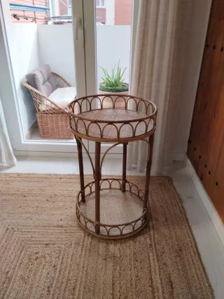 Mesita noche o mesa auxiliar , como nueva !