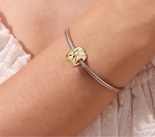 Charm dorato con zirconi