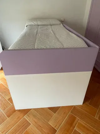 Dormitorio juvenil morado y blanco