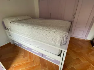 Dormitorio juvenil morado y blanco