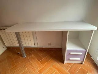 Dormitorio juvenil morado y blanco