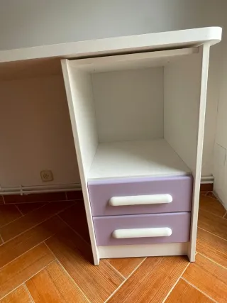 Dormitorio juvenil morado y blanco