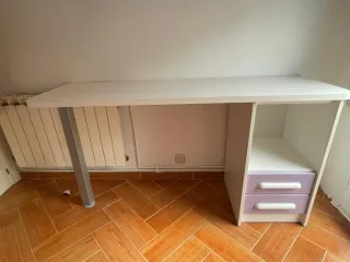 Dormitorio juvenil morado y blanco