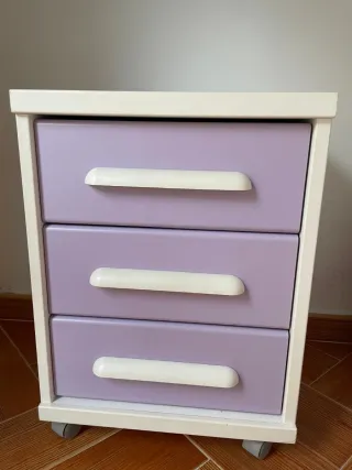 Dormitorio juvenil morado y blanco