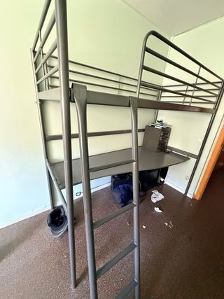 URGE - Cama alta metálica con escritorio impecable