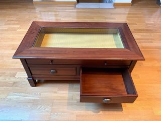 Mesa de centro de madera con tapa de cristal